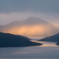 Lake-in-middle-of-Mountain-Mist