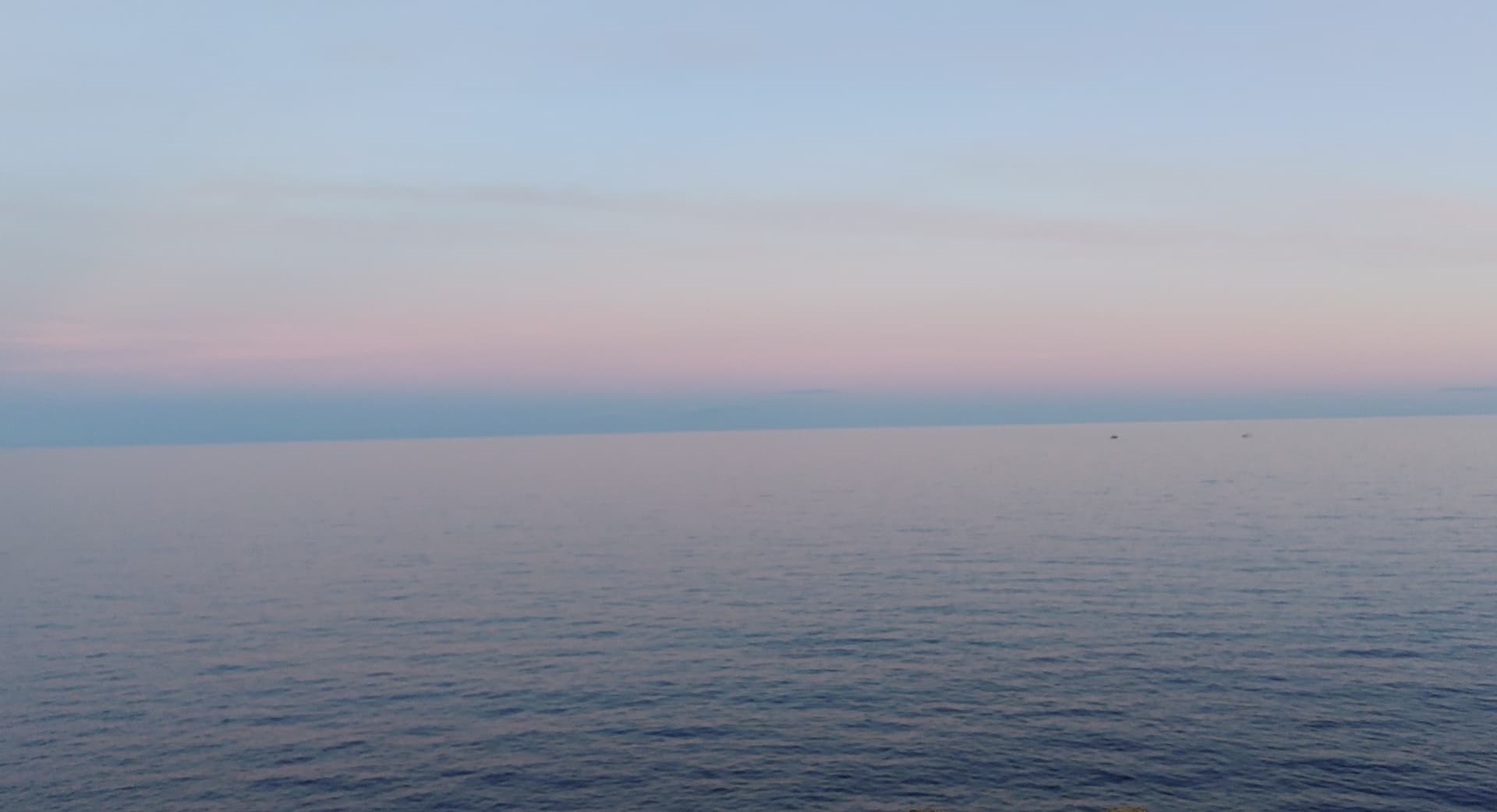 Antibses france - Ubuntu 26.04 Wallpapers - Official Resolute Raccoon Collection