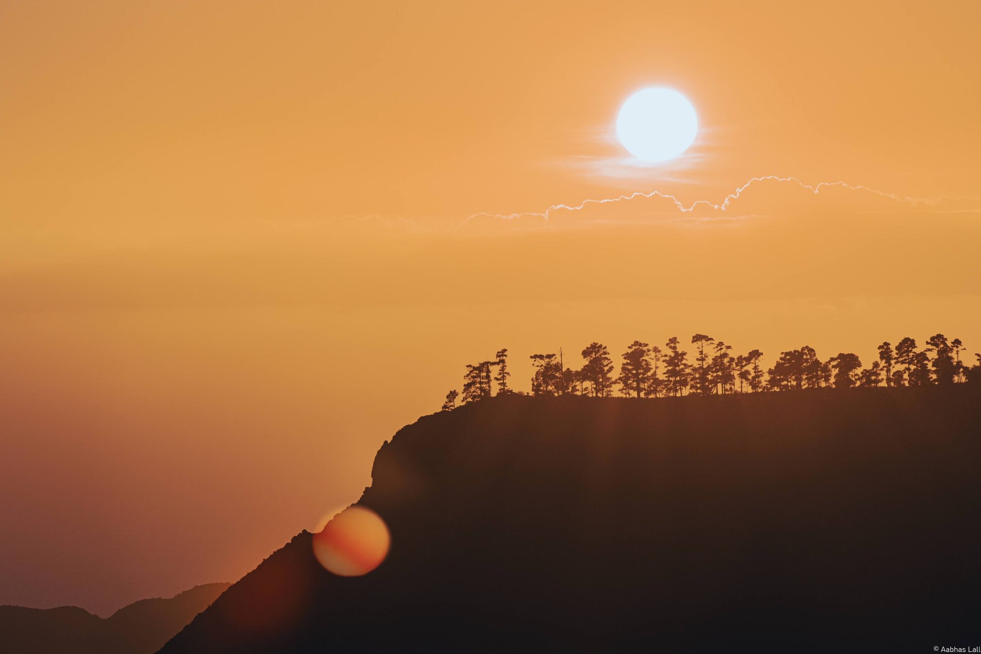 Canary sun - Ubuntu 26.04 Wallpapers - Official Resolute Raccoon Collection