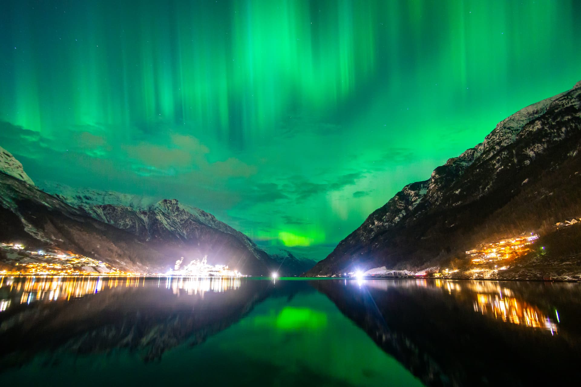 Norway lights - Ubuntu 26.04 Wallpapers - Official Resolute Raccoon Collection