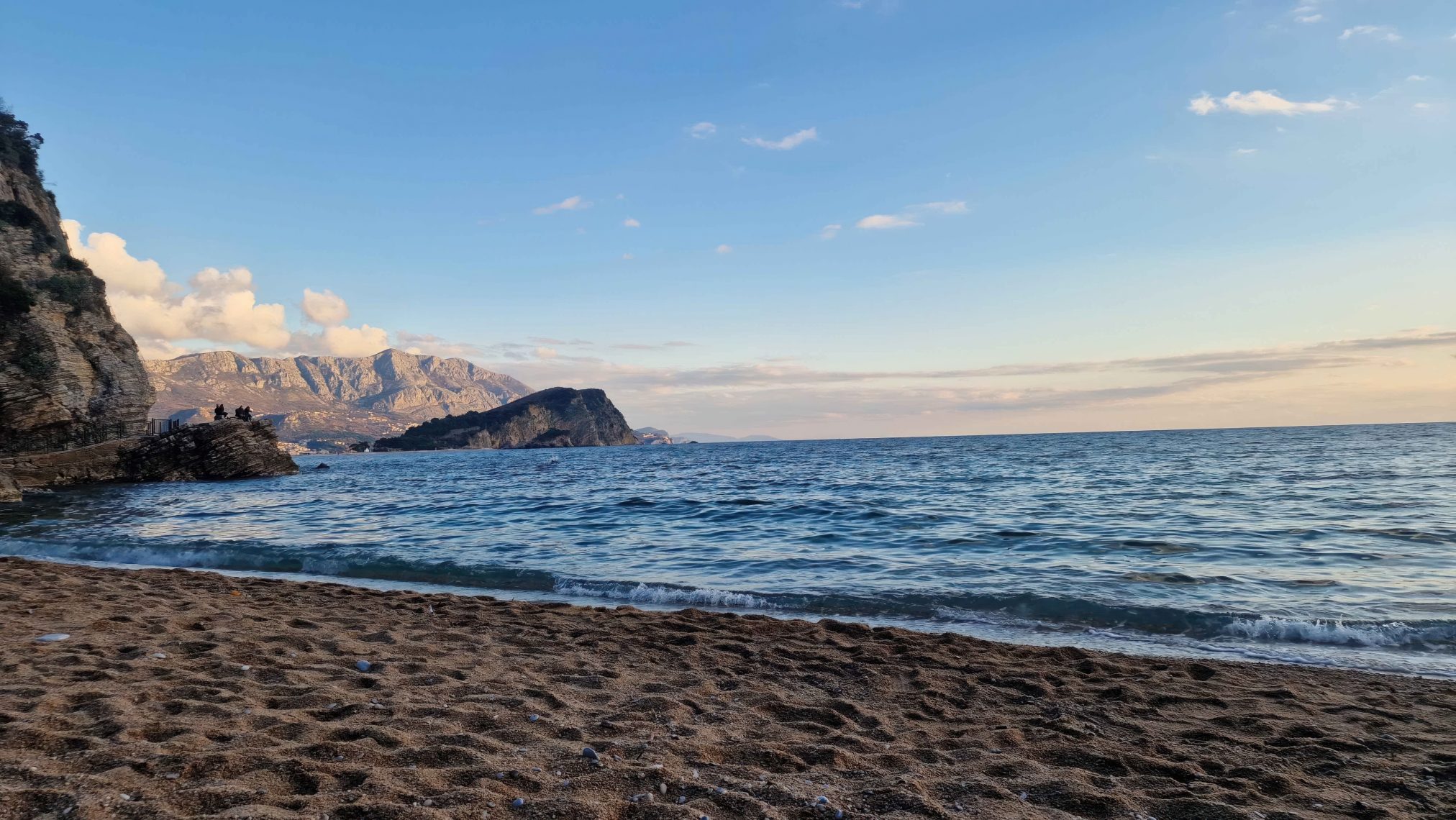 A day on beach by relja trdenic - Ubuntu Budgie 26.04 Wallpapers - Official Indigo Collection