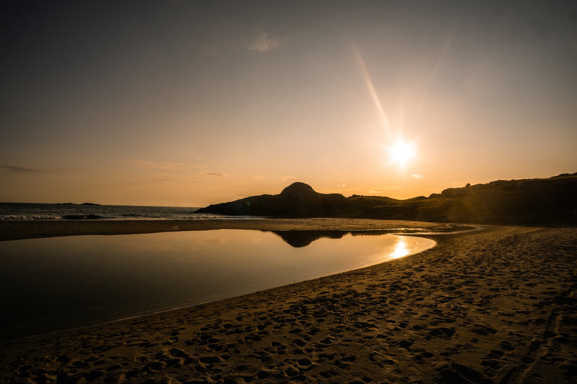 Summer sunset - Ubuntu 26.04 Wallpapers - Official Resolute Raccoon Collection