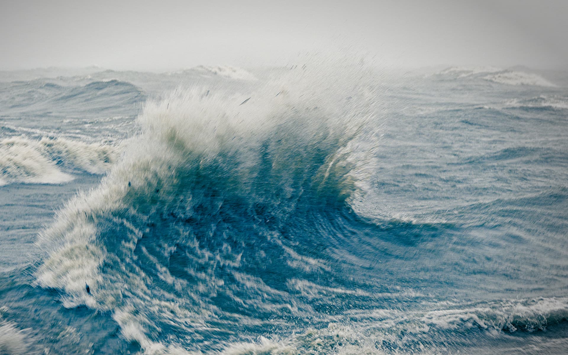 Water waves - Ubuntu 26.04 Wallpapers - Official Resolute Raccoon Collection