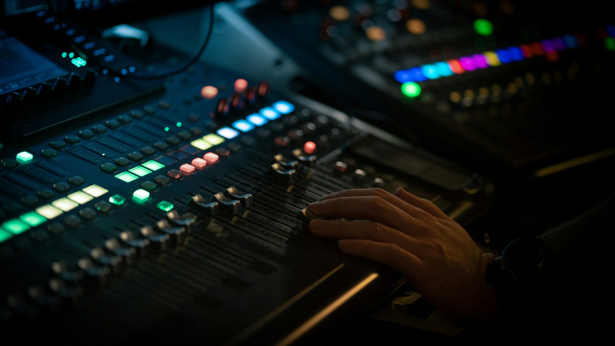 2604 filip szalbot behringer x32 - Ubuntu Studio 26.04 Wallpapers - Official Collection