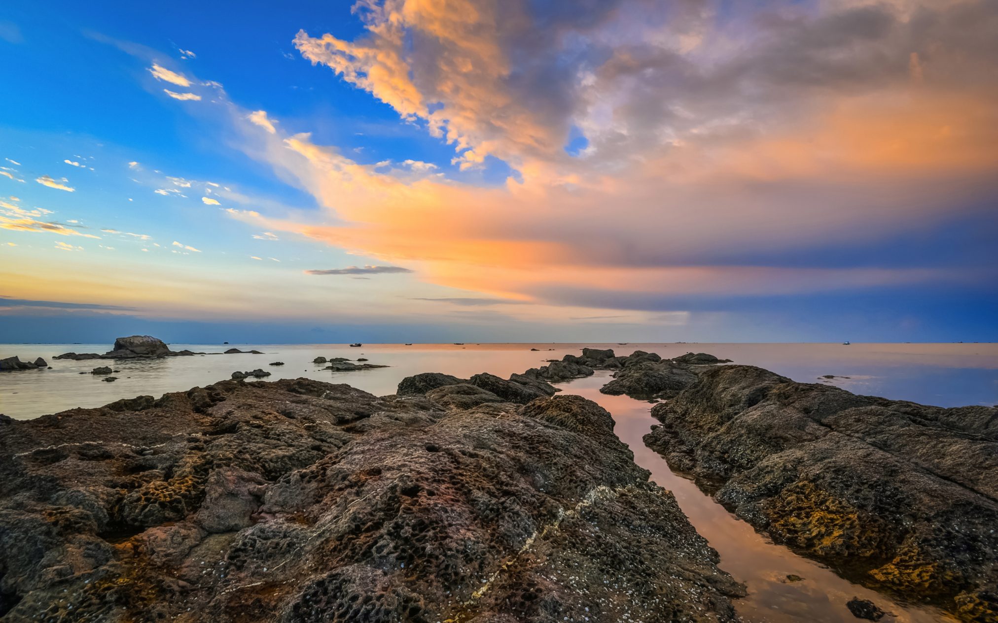 Morning on the sea - Ubuntu Kylin 26.04 Wallpapers - Official Chinese-Themed Collection