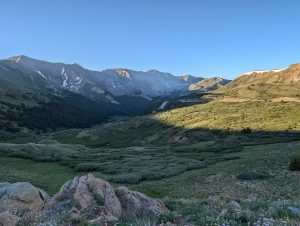 Mount sniktau by aaron honeycutt - Ubuntu Cinnamon 26.04 Wallpapers - Official Resolute Raccoon Collection