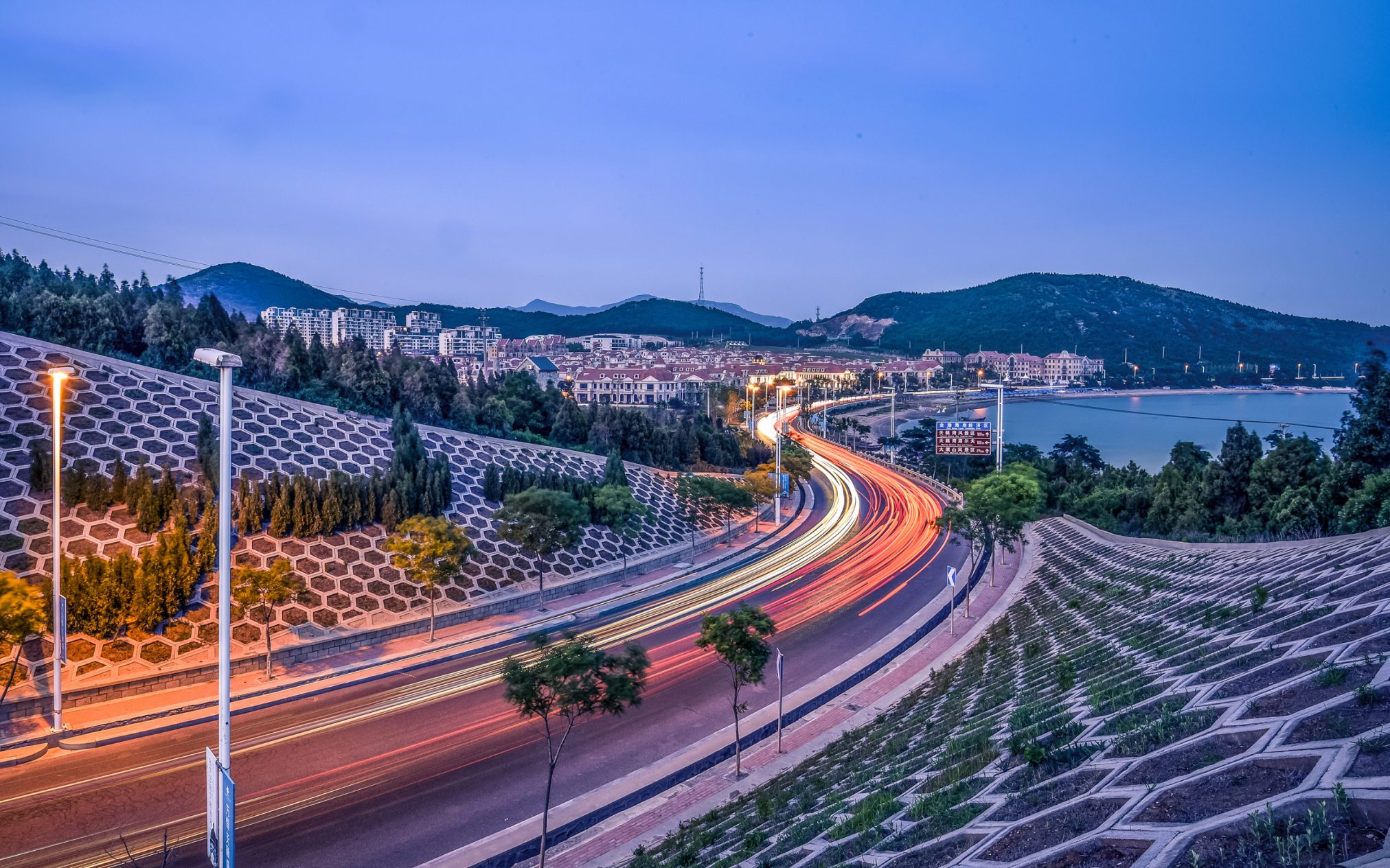 New town by the shore - Ubuntu Kylin 26.04 Wallpapers - Official Chinese-Themed Collection