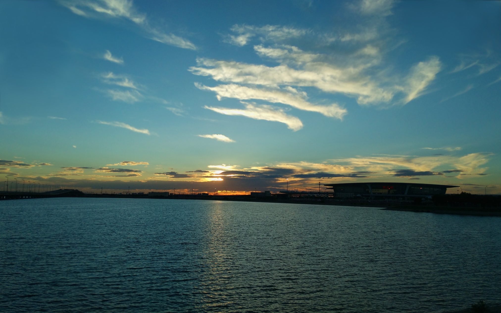 Blue sea and blue sky - Ubuntu Kylin 26.04 Wallpapers - Official Chinese-Themed Collection