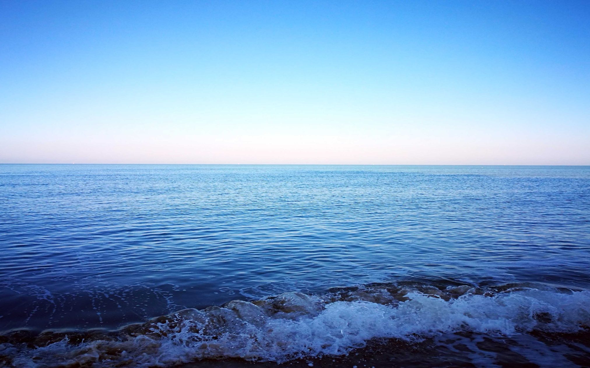 Blue sky and sea - Ubuntu Kylin 26.04 Wallpapers - Official Chinese-Themed Collection