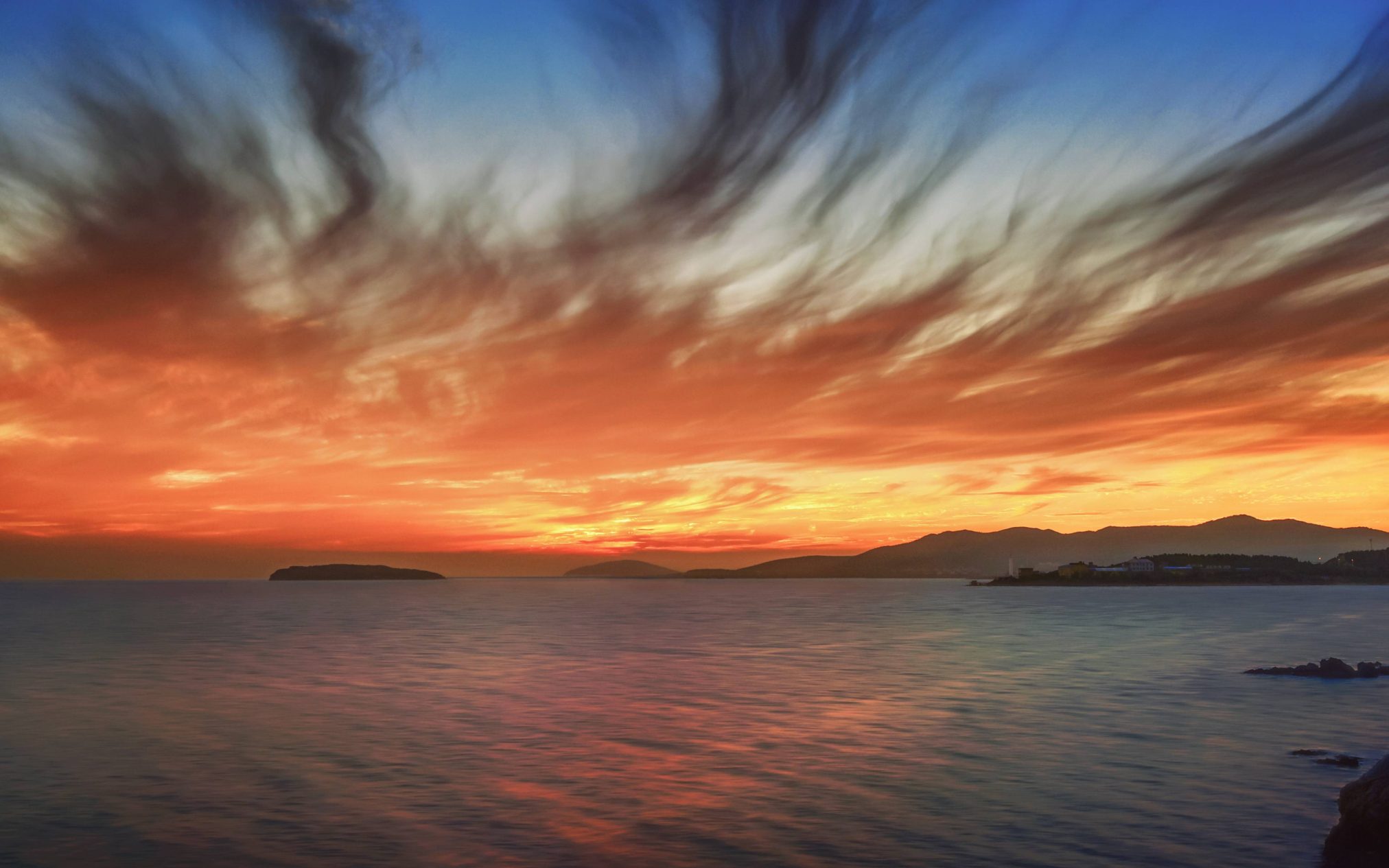Bohai sea sunset - Ubuntu Kylin 26.04 Wallpapers - Official Chinese-Themed Collection