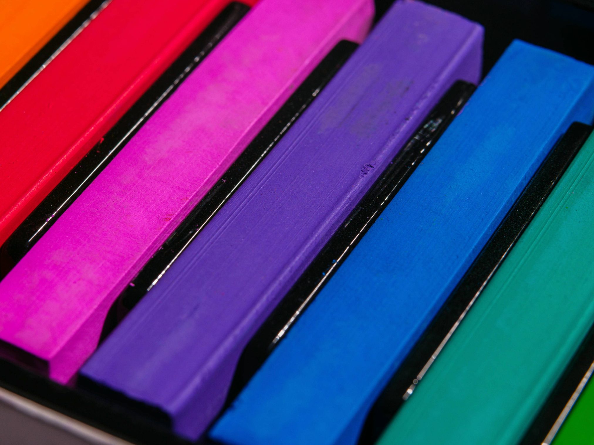 Edubuntu 26.04 engin akyurt a row of brightly colored books sitting on top of a table - Edubuntu 26.04 Wallpapers - Official Education-Themed Collection