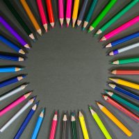 Edubuntu 26.04 gr stocks multi colored pencils on black surface