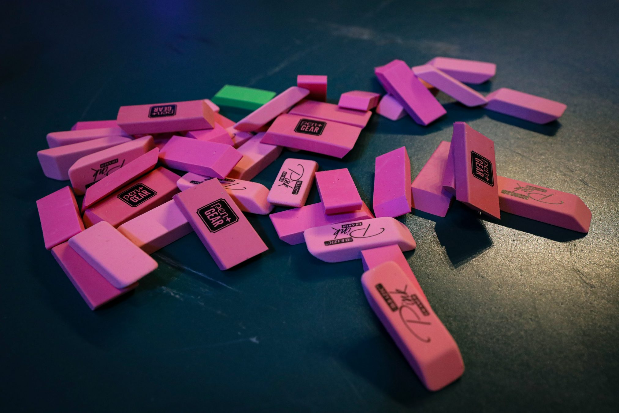 Edubuntu 26.04 mick haupt pink and purple plastic blocks - Edubuntu 26.04 Wallpapers - Official Education-Themed Collection
