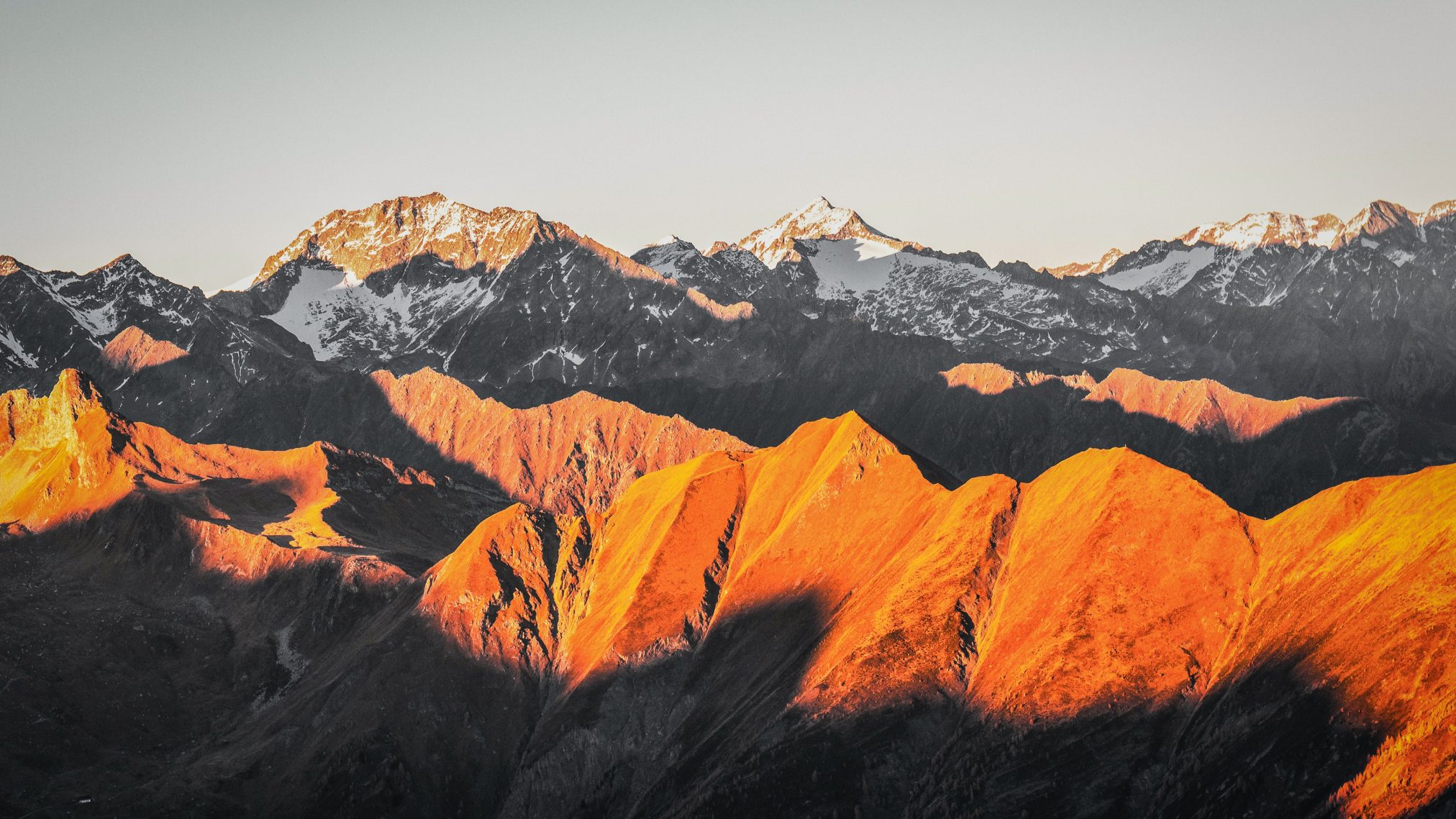Mountain - Ubuntu Kylin 26.04 Wallpapers - Official Chinese-Themed Collection