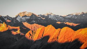Mountain - Ubuntu Kylin 26.04 Wallpapers - Official Chinese-Themed Collection