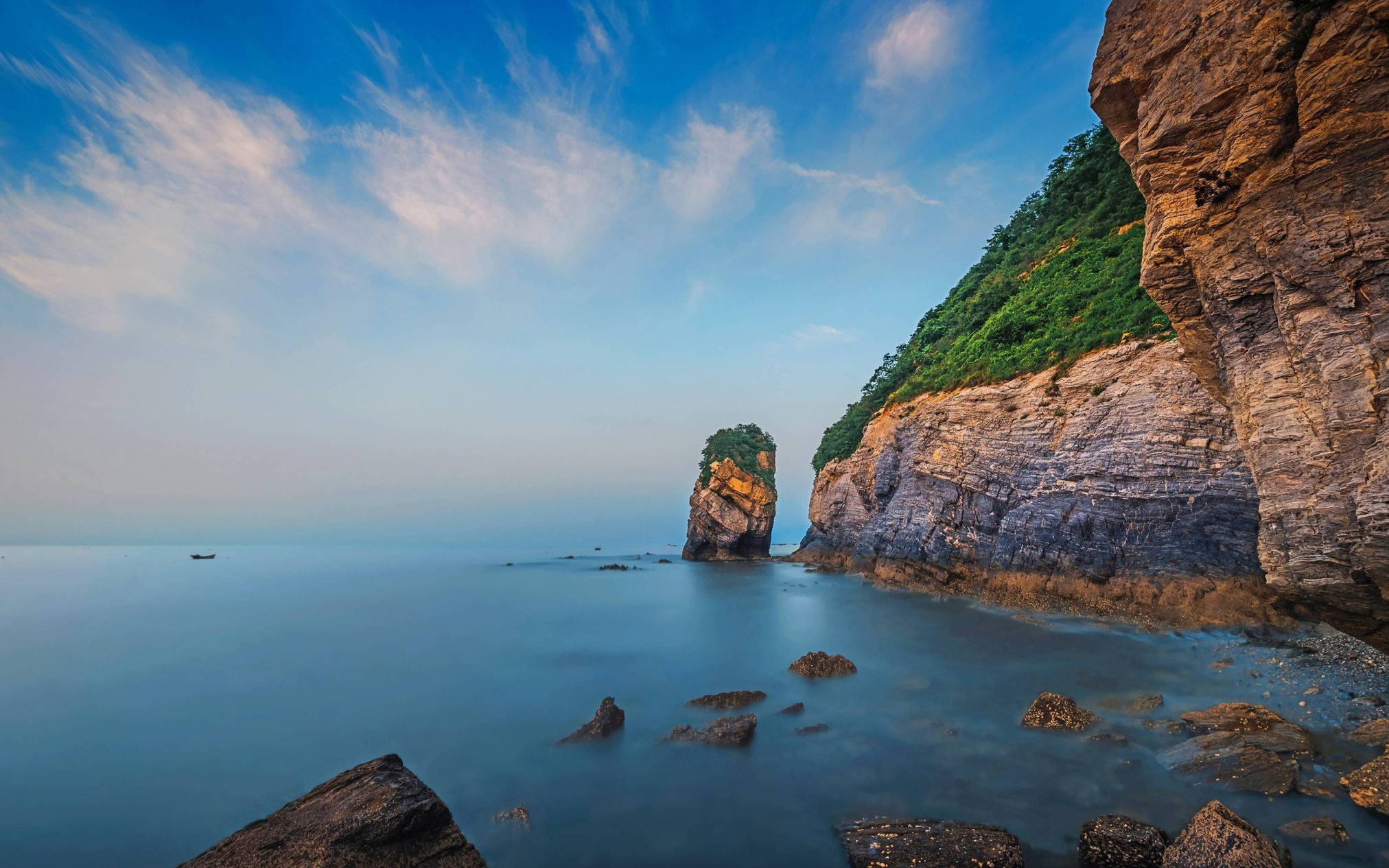 Sea and sky - Ubuntu Kylin 26.04 Wallpapers - Official Chinese-Themed Collection