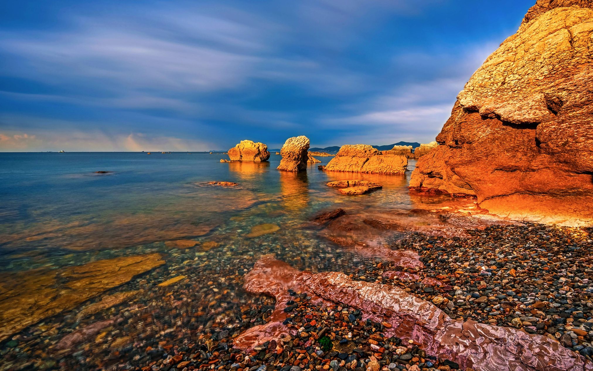 The sea in the morning - Ubuntu Kylin 26.04 Wallpapers - Official Chinese-Themed Collection